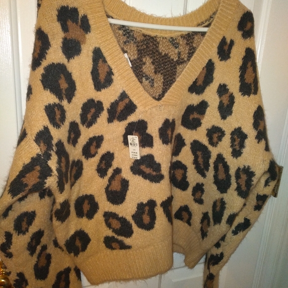 VS Pink cheetah print sweater NWT - Picture 2 of 5